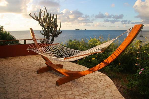 Freestanding-hammock-can-be-set-up-pretty-much-anywhere