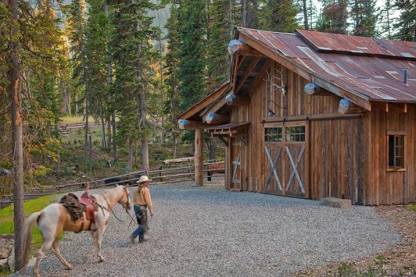 Garage-and-shed-of-the-private-rustic-cabin-in-Big-Sky-Montana