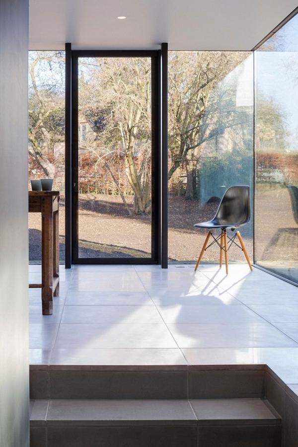 Glass-extesnion-acts-as-an-interface-between-teh-garden-and-the-original-home