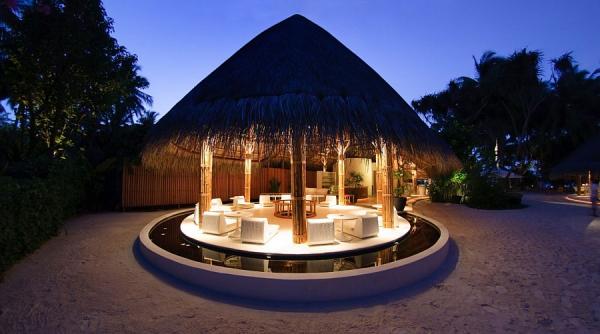 Goregous-architecture-combines-the-native-design-style-with-modern-elegance