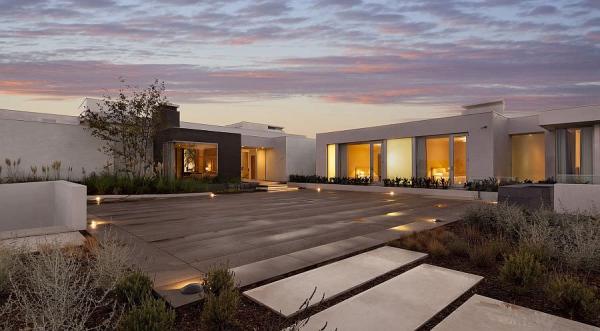 Gorgeous-courtyard-comes-alive-after-sunset-thanks-to-lovely-lighting