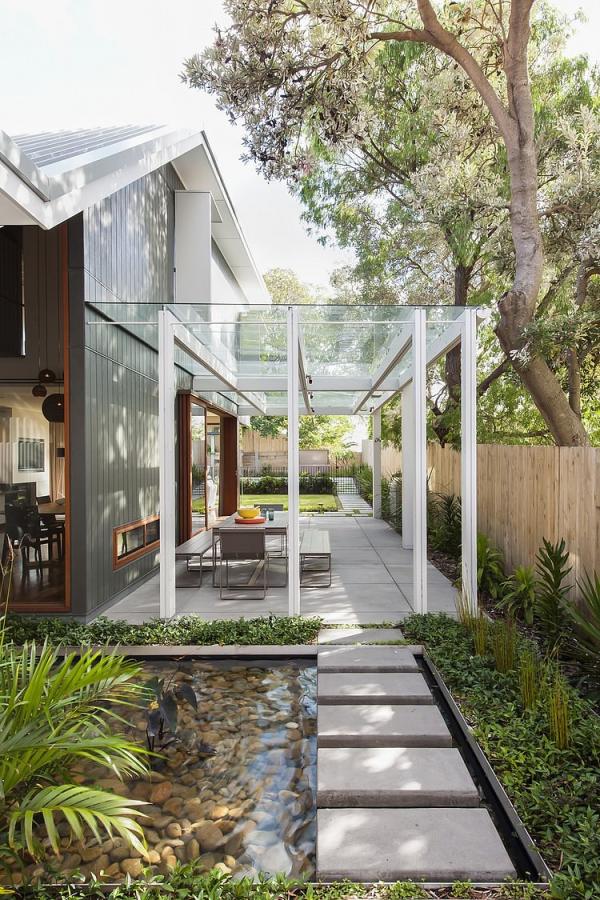 Gorgeous-glass-roof-pergola-of-the-Coogee-House-in-Sydney-Australia