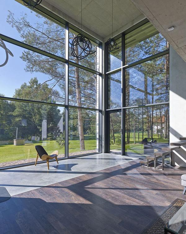 Grand-use-of-glass-windows-brings-the-forest-indoors-visually