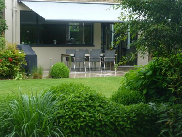 Healthy-green-lawn-beside-a-modern-patio