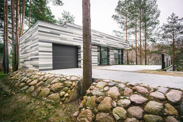 Home-on-elevated-platform-near-Vilnius-with-panoramic-views