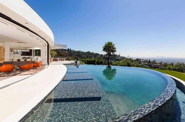 Infinity-pool-of-the-amazing-LA-bachelor-pad