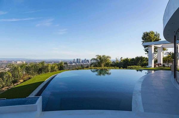 Infinity-pool-with-a-view-of-the-LA-skyline
