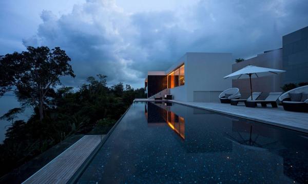 LED-lighting-inside-the-pool-adds-to-the-ambiance-of-the-space