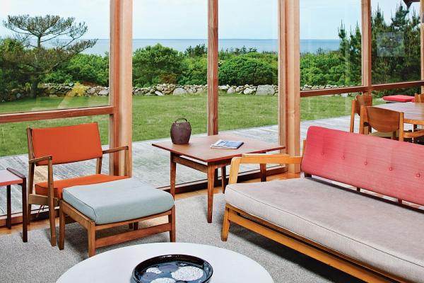 Large-glass-walls-offer-unabated-views-of-the-scenic-landscape-outside