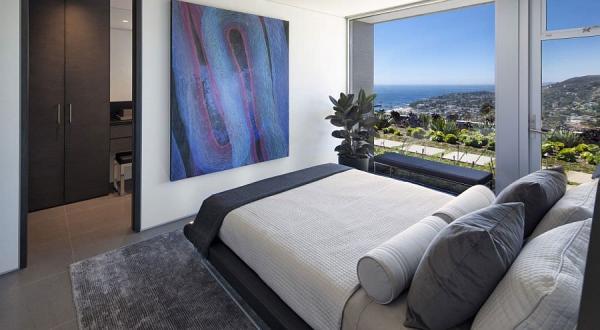 Lovely-art-work-seems-to-complement-the-distant-ocean-making-up-the-view