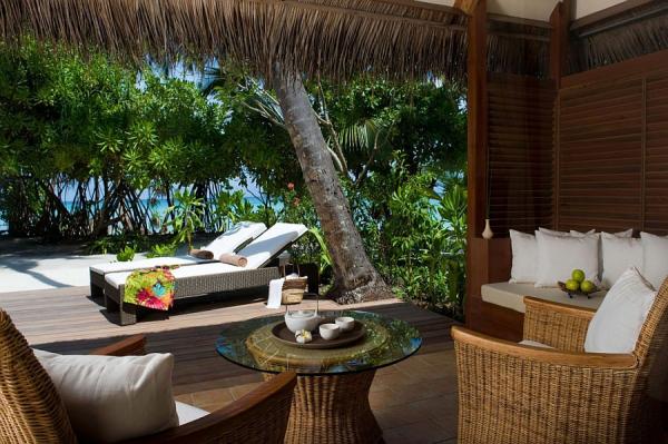 Lovely-villas-of-the-Kuramathi-Island-Resort-in-Maldives-with-ocean-views