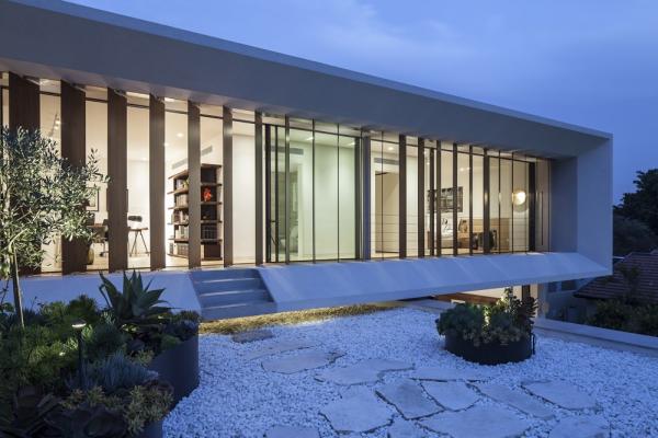 Mediterranean-residence-back-yard