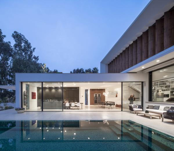 Mediterranean-residence-outdoor-furniture