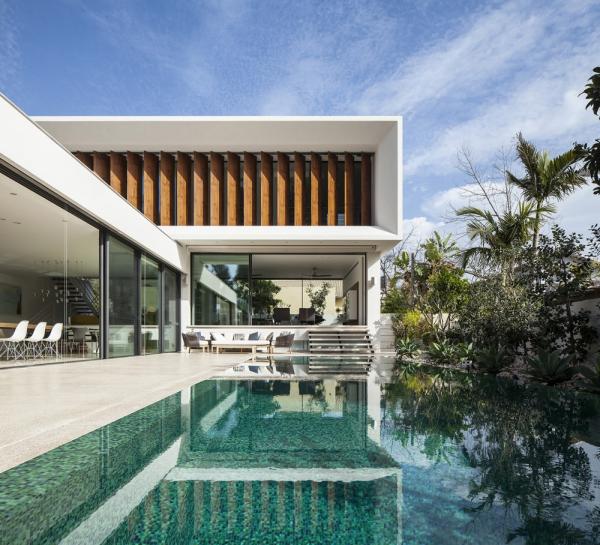 Mediterranean-residence-pool-closeup