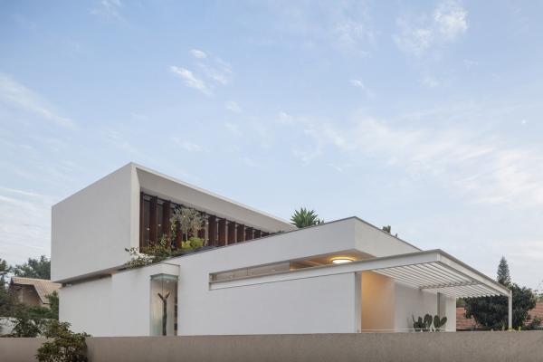 Mediterranean-residence-roof-garden-from-distance