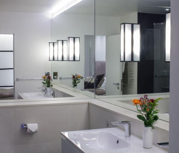 Minimalist-bathroom-with-mirrored-walls