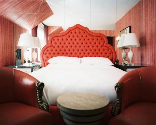 Mirrored-wall-in-a-boutique-hotel-room