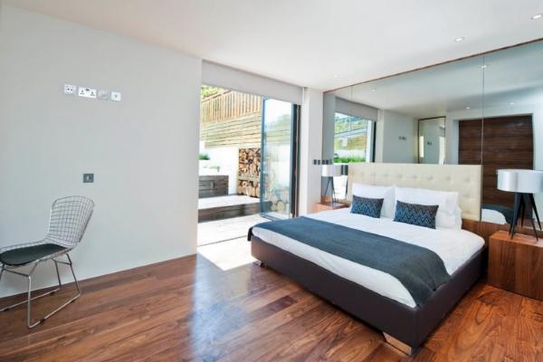 Modern-bedroom-with-a-mirrored-wall