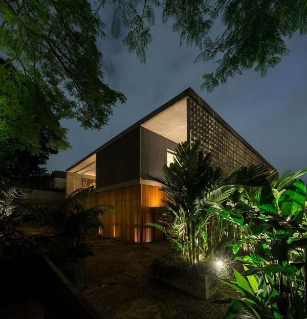 Natural-greenery-around-the-house-adds-to-the-elegance-of-the-private-Sao-Paulo-home