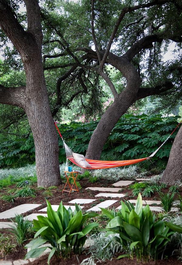 Natural-greenery-offers-ample-privacy-in-this-Austin-backyard