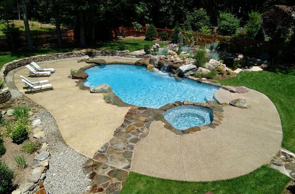 Neat-concrete-pool-deck-with-a-stone-walkway