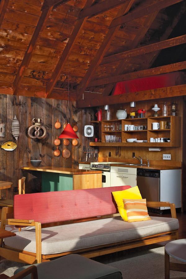 Old-age-charm-meets-modern-elegance-at-the-vacation-home