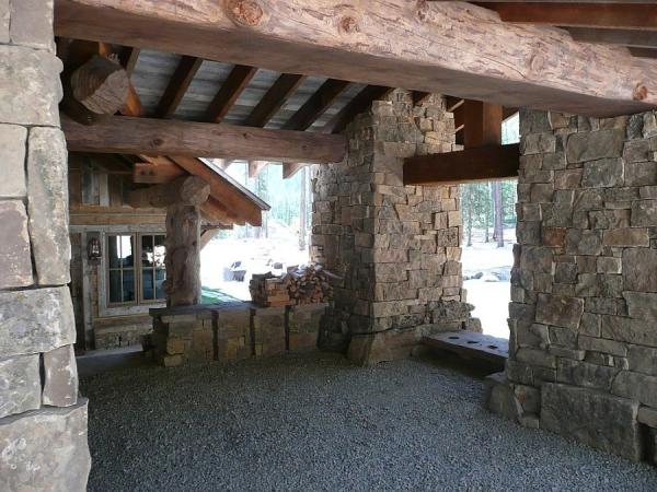 Outdoor-space-for-storage-at-the-rustic-cabin