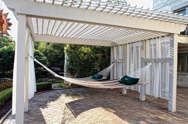 Pergola-offers-ample-shade-for-hammock-hangout