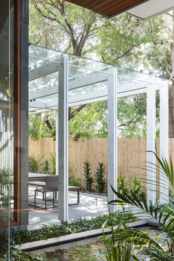 Pergola-with-stainless-steel-beams-and-a-glass-top