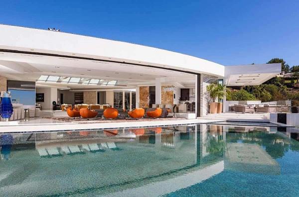 Pops-of-orange-in-the-living-room-stand-out-with-ease
