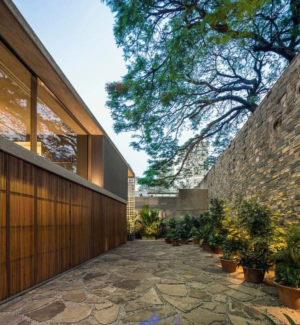 Private-backyard-of-the-B-B-House-with-stone-finish