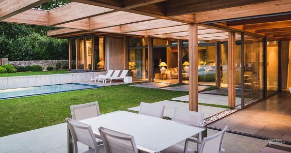 Seamless-interface-between-the-indoors-and-the-backyard