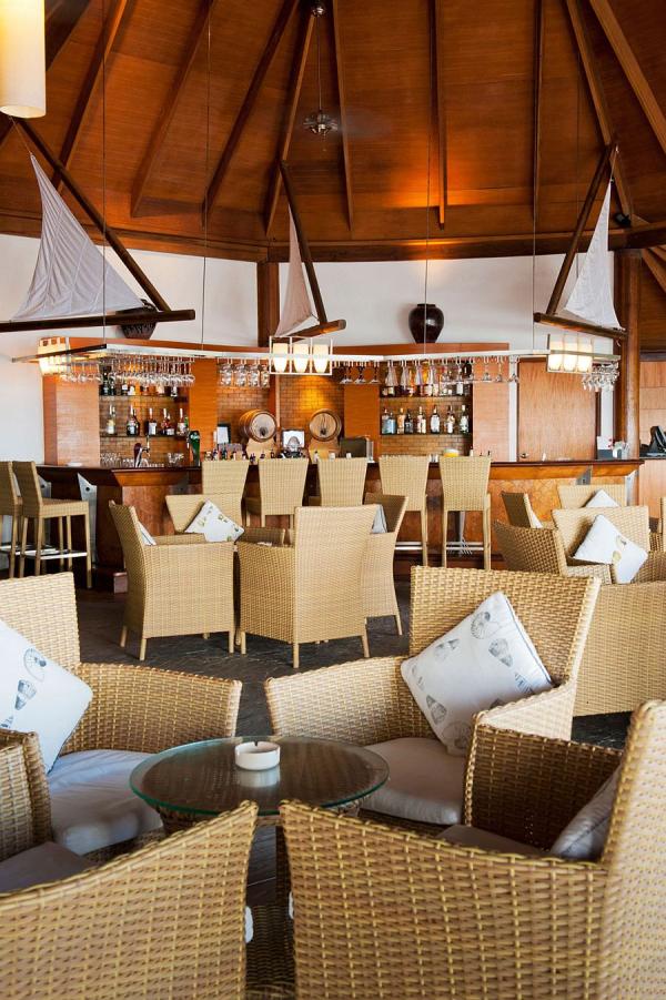 Sip-on-your-favorite-drink-as-you-relax-at-the-exquisite-Kuramathi-Island-Resort