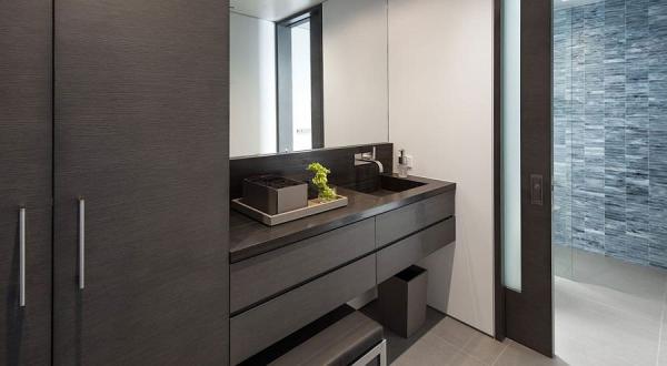 Sliding-glass-doors-connect-the-bathroom-with-the-bedroom