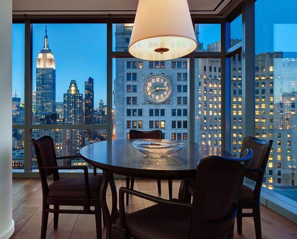 Small-dining-space-in-the-corner-with-New-York-Citys-sparkling-skyline-as-backdrop
