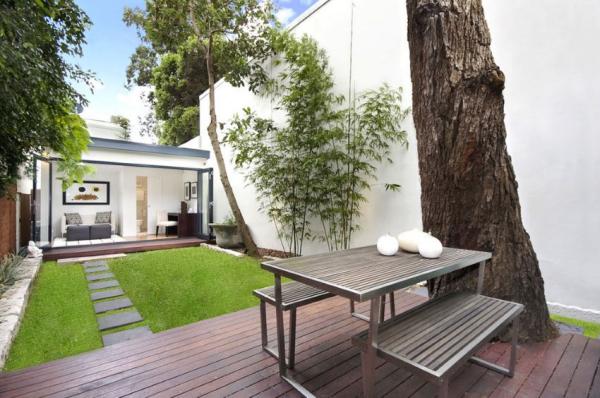 Small-green-lawn-in-a-modern-yard