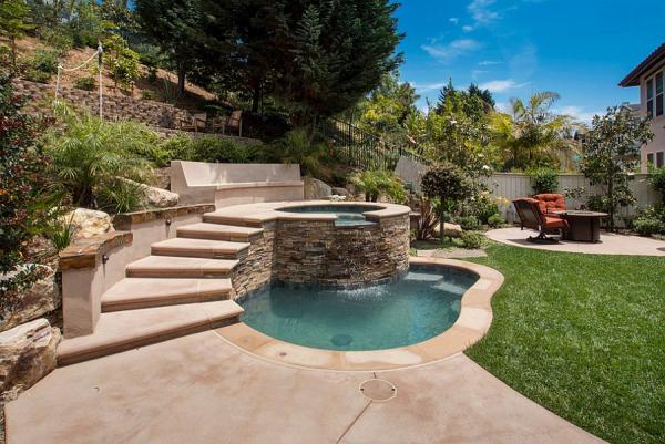 Small-pool-with-Jacuzzi-steals-the-show