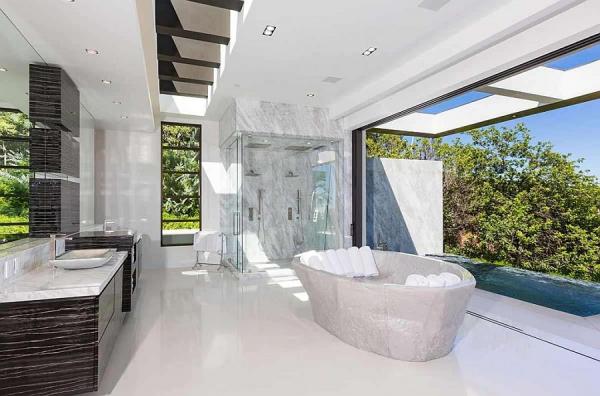 Spa-styled-grand-bathroom-visually-connected-with-teh-outdoors