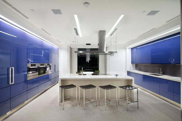 Spacious-contemporary-kitchen-with-a-splash-of-blue