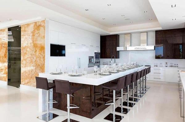 Spacious-home-bar-and-dining-space