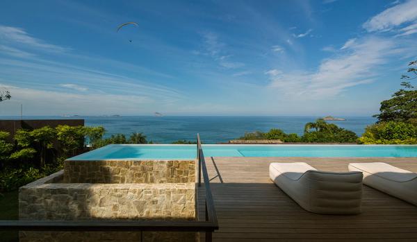 Specatacular-view-of-the-ocean-in-the-distance-was-an-important-factor-in-shaping-the-residence