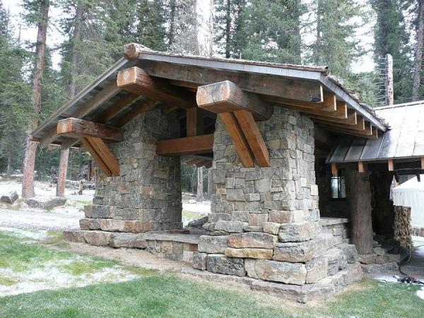 Stone-entrance-of-the-fabulous-cabin-retreat-in-Big-Sky