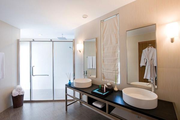 Stunning-modern-bath-brings-together-lovely-views-and-modern-luxury