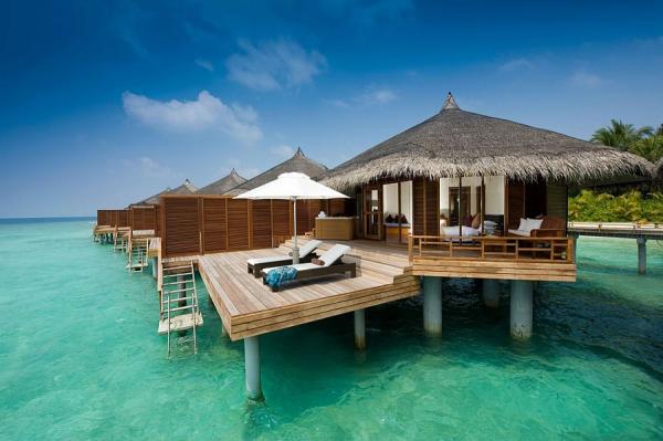 Stunning-villas-atop-the-ocean-with-a-view-of-the-majestic-turquoise-waters