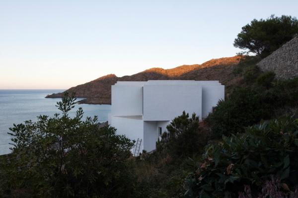 Sunflower-House-exposed-to-sea