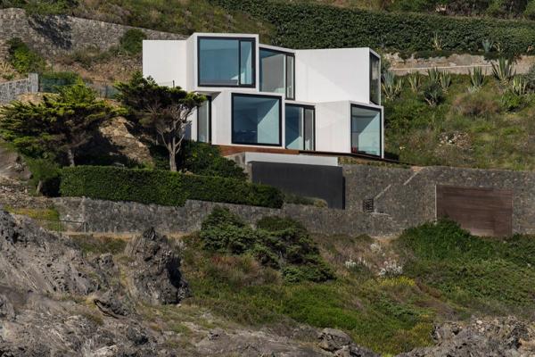 Sunflower-House-perched-on-mountain