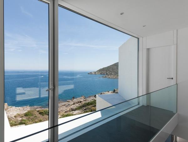 Sunflower-House-upstairs-hallway-views