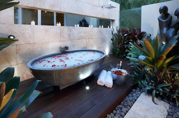 Take-the-bathtub-into-the-private-yard-for-a-serene-dip