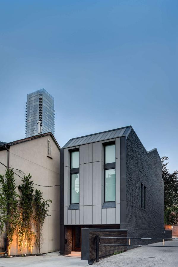 Toronto-bachelor-home-back-facade2