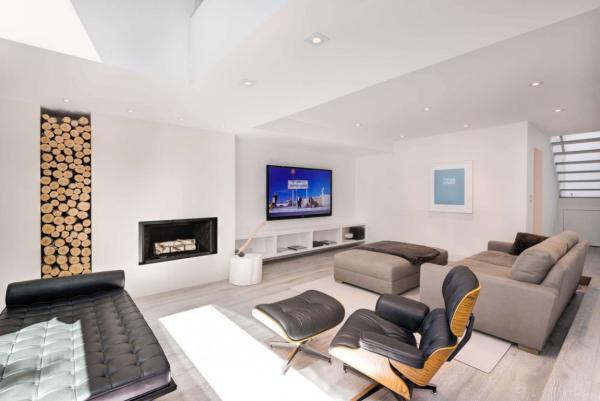 Toronto-bachelor-home-living-room